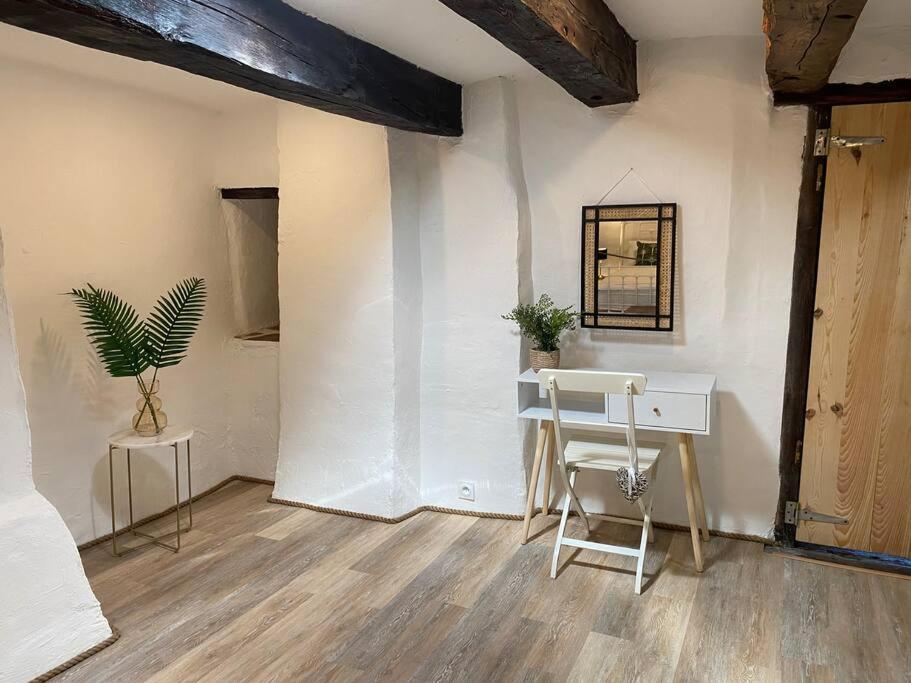 Spacious 1 Bed Home With Shared Pool Champagnac-la-Rivière Exterior foto